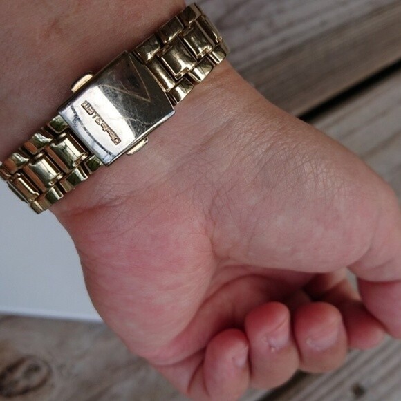 Guess Analog gold tone with rhinestones Watch - Picture 4 of 10